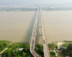 Lachit Borphukan: The General Who Saved the Northeast The narrow stretch of the Brahmaputra River at Saraighat. It was at this exact narrow bottleneck where Lachit Borphukan neutralised the massive size advantage of the Mughal fleet.